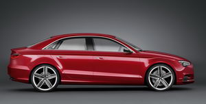 
Vue de profil de l'Audi A3 Concept. Une silhouette traditionnelle d'Audi, marque par une faible hauteur, et une rpartition classique des surfaces vitres et de la carrosserie en 1/3 - 2/3.
 