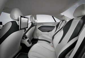 
Vue de l'habitacle arrire de l'Audi A3 Concept. La place disponible aux passagers arrire est apprciable. Chacun a un magnifique cran LCD de grande dimension  sa disposition.
 