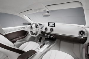 
Vue de la planche de bord et du poste de conduite de l'Audi A3 E-Tron Concept. Cet intrieur est marqu par des lignes horizontales, pures. Un effort a t fait sur l'instrumentation, pour la
 