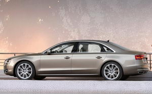 
Vue de profil de l'Audi A8-L. Les sorties d'chappement sont intgres avec lgance dans le bouclier arrire.
 