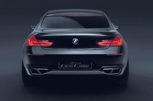 
Vue de l'arrire de la BMW Concept Gran Coupe. Les feux arrire  LED sont magnifiques, et les sorties d'chappement sont parfaitement
 