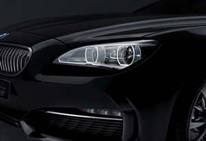 
Vue agrandie des magnifiques optiques avant de la BMW Concept Gran Coupe, alliant design caractristique et technologie.
 