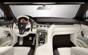 Vue de la planche de bord et du poste de conduite du concept-car <b>BMW Concept CS</b>.<br>
On remarque des tons bicolores trs modernes, blancs et noirs, avec une touche de gris mtallis (le fameux tissu mtallique) autour des principales commandes.<br>
On remarque que BMW a apport un soin tout particulier au design et  l'intgration de la jonction entre les portires et la planche de bord. La continuit cre est magnifique, les matriaux de la planche de bord se prolongeant vers les portires.
<br>
Le dessin de cette planche de bord est original, mais ne fait pas apparatre de grand cran LCD pour l'ordinateur de bord ou le GPS. Peut-tre cet cran est-il escamotable?