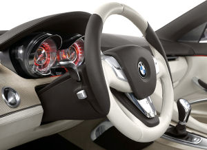 Dtail du volant et du poste de conduite du concept-car <b>BMW Concept CS</b>.
Le volant a un design trs moderne, chacune de ses trois branches tant recouvert de mtal poli.<br>
On voit plus en dtail le tissus mtallique recouvrant la planche de bord, ainsi qu'une premire vue des cadrans.
