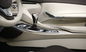 Le concept-car <b>BMW Concept CS</b> introduit un style de design en couches. Ainsi, le dessus de la planche de bord semble dsolidaris du reste de la planche de bord, et rajout par dessus. De mme, au niveau du levier de vitesses, on remarque cette partie ondulante qui vient recouvrir le tunnel central.<br> 
Derrire le levier de vitesses, on retrouve la molette de navigation BMW, qui permet de piloter l'ordinateur de bord, l'auto-radio, et le systme de guidage par satellite.

