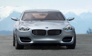 Vue de face du concept-car <b>BMW Concept CS</b>.
Ce coup de grand tourisme a l'air d'tre prt  bondir, en refltant un dynamisme exceptionnel.<br>
Nous apprcions la gomtrie trs travaille du bouclier avant.