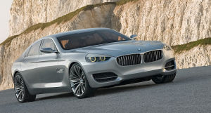 Vue de 3/4 avant du concept-car <b>BMW Concept CS</b>.<br>
L'empattement de ce coup de grand tourisme est exceptionnel, expliquant sa longueur importante. Cette longueur, accompagne d'une hauteur rduite, confre un profil trs fluide et dynamique  la BMW Concept CS. Un magnifique exercice de style.