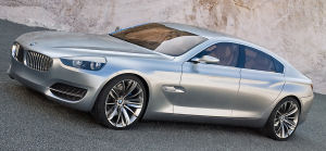 Le capot moteur du concept-car <b>BMW Concept CS</b> est trs long, sa partie arrire rduite,  l'image de toutes les BMW.
<br>
La forme des optiques avant se prolonge harmonieusement par un pli de carrosserie sur les flancs, jusqu' la partie arrire.