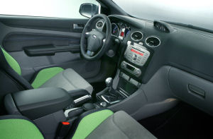 
Des touches d'aluminium viennent recouvrir les sorties d'aration, les poignes de portes, et le levier de vitesse de la Ford Focus RS de 2009. Les couleurs sombres de cet intrieur crent un lien avec le monde de la comptition automobile.

 