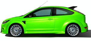 
Vue de profil de la Ford Focus RS. Les boucliers avant et arrire ont gagn en taille. L'aileron arrire est imposant, tandis que l'on remarque les sorties d'air en aval des roues de forme triangulaire, avec le badge RS. Des rptiteurs de clignotants sont prsents sur les coques des rtroviseurs extrieurs.

 