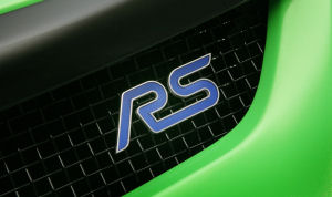 
Vue agrandie du logo RS situ sur la grille de calandre de la Ford Focus RS.

 