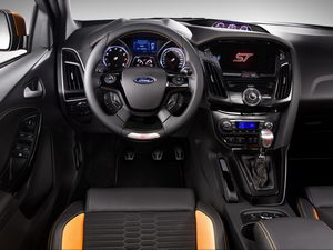 
Vue du poste de conduite de la Ford Focus ST. La couleur de l'extrieur est rappele  l'intrieur (sur les siges notamment). Des sigles ST apparaissent, ainsi que de la fibre de carbone sur la console centrale.
 