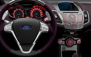 Le poste de conduite du concept-car <b>Ford VERVE</b> est trs futuriste, mlant diffrents univers technologiques et fashion. 