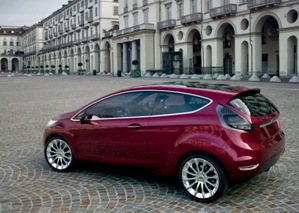 Vue de profil du concept-car <b>Ford VERVE</b>.<br>
Le profil des vitres latrales, soulignes de chrome, nous laisse une belle impression de dynamisme.