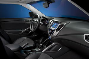 
Vue de la planche de bord de la Hyundai Veloster. L'ergonomie de la console centrale est bonne, avec un nombre limit de commandes. Les compteurs sont galement inspirs de l'univers de la moto.
 