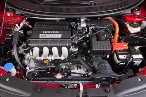 
Vue du sous-capot moteur de la Honda CR-Z. Le systme hybride Honda est dnomm 'IMA' pour Integrated Motor Assist.
 