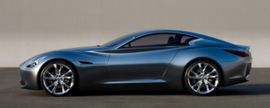 
Le profil de ce splendide concept car Infiniti Essence n'a rien  envier aux plus belles Aston Martin, par exemple. La fluidit des lignes est impressionnante, aucune asprit ne vient l'altrer.

 