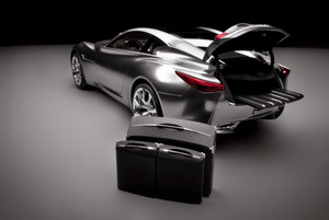 
La bagagerie, conue par Louis Vuitton, s'adapte exactement aux formes du coffre du concept car Infiniti Essence, comme pour les premires automobiles au dbut du 19me sicle. Une malle et deux valises rentrent parfaitement dans le coffre.

 