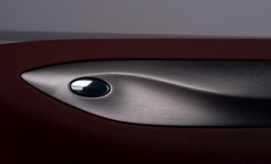 
Dtail du bouton d'ouverture de la porte  partir de l'intrieur du concept car Infiniti Essence. Design et minimaliste, comme tout l'intrieur de cette Infiniti Essence.

 