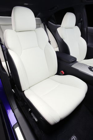 
Vue des magnifiques siges blancs en cuir disponibles dans la Lexus IS-F.
 