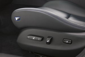 
Le logo F est dispos sur les siges avant de la Lexus IS-F, qui offrent de multiples possibilits de rglage.
 