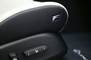 
Dtail (logo F) sur un sige en cuir blanc de la Lexus IS-F.
 