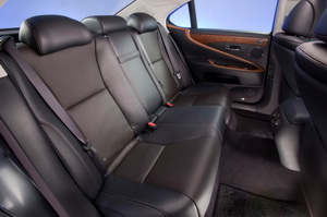 
Vue de l'habitacle arrire de la Lexus LS 460. Les siges en cuir sont bien dessins. Cet univers appartient clairement  celui du luxe.

 