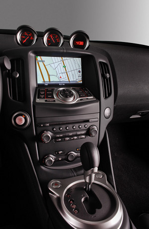
Vue dtaille de la console centrale de la Nissan 370Z. Un aspect futuriste, avec un grand cran LCD.
 