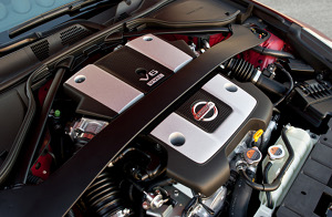 
Vue du sous-capot moteur de la Nissan 370Z.
 