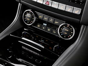 
Vue dtaille des commandes du systme de climatisation de la nouvelle gnration de Mercedes CLS. L'aspect glossy de ces commandes est trs valorisant.
 
