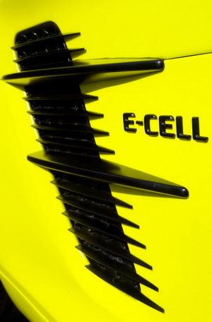 
Vue détaillée du logo E-Cell sur les flancs de la Mercedes SLS AMG E-Cell.
 