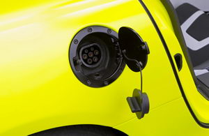 
Vue détaillée de la prise d'alimentation pour recharger les batteries de la Mercedes SLS AMG E-Cell.
 