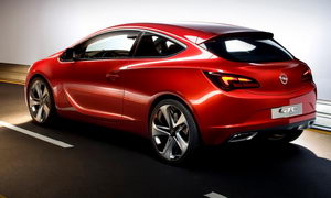 
Le symbole du boomerang, prsent sur l'Insignia, se retrouve sur cette Opel GTC Paris Concept, aussi bien dans la portire
 