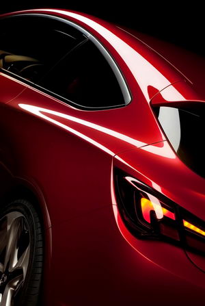 
La forme des surfaces vitrées latérales de l'Opel GTC Paris Concept rend cette future Opel Astra Coupé très dynamique.
 