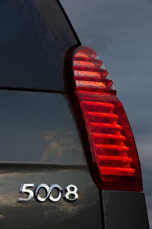 
Vue du logo 5008 du monospace Peugeot 5008, inspir par le symbole de l'infini, et des feux arrire.

 