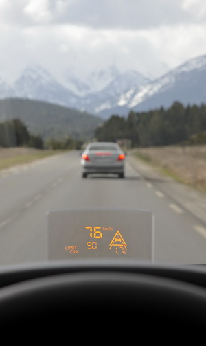 
Le dispositif d'affichage tête haute du monospace Peugeot 5008 permet d'afficher des informations de vitesse et de conduite sur une lame transparente, situé dans le champ de vision du conducteur. Plus besoin d'avoir à quitter la route des yeux pour savoir à quelle vitesse on roule.

 