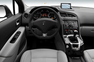 
Un grand écran GPS escamotable est également disponible au centre de la planche de bord du monospace Peugeot 5008.

 