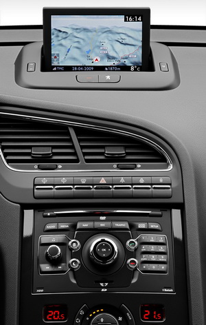 
Vue du grand cran LCD sur la planche de bord du monospace Peugeot 5008; cet cran permet l'affichage de donnes de navigation GPS en 3 dimensions.

 