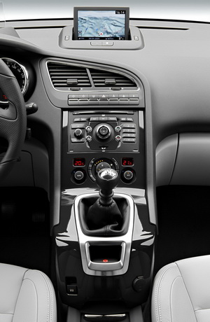 
Les commandes sur la console centrale du monospace Peugeot 5008 sont concentrées autour du conducteur.

 
