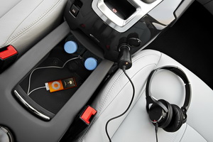 
Le coffre entre les deux sièges avant du monospace Peugeot 5008 est équipé d'une prise pour iPod ou tout autre appareil électronique.

 