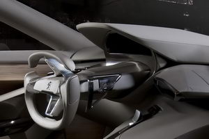 
Vue dtaille du volant et des afficheurs du poste de conduite de la Peugeot HX1. Un design trs futuriste.
 