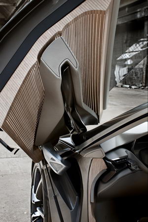 
Vue dtaille de la porte avant ouverte de la Peugeot HX1. Des fibres optiques sont insres entre les lames de bois, pour clairer lgamment ces portes quand elles sont ouvertes.
 