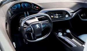
Vue du poste de conduite du concept car Peugeot SR1. Cet intrieur est futuriste, avec de grands crans LCD et un certain dpouillement. De nombreux matriaux sont laqus en noir, et on a
 