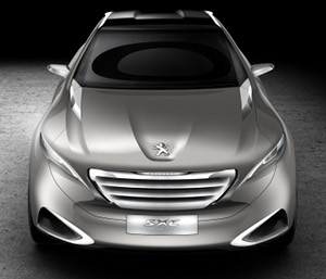
Vue de face du concept-car Peugeot SXC. Un design puissant, articulé autour de la nouvelle calandre flottante Peugeot.
 