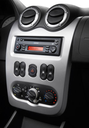 
Vue agrandie de la console centrale de la Dacia Sandero. Les boutons sont de bonne dimension, faciles dutilisation. Lensemble est simple mais fonctionnel, avec une qualit de finition en progrs par rapport  la Dacia Logan.
 
