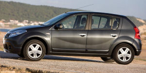
Les flancs de la Dacia Sandero comportent une forme en demi-cercle inverse, qui donne du volume aux flancs de la Dacia Sandero, et fournit un contraste visuel avec les passages de roues. Avec ces flancs travaills, on sloigne dfinitivement du monde plat de la Dacia Logan.
 