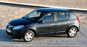 
La Dacia Sandero a une face avant agrable et sympathique. Est-ce que Renault a trouv  travers cette Dacia Sandero sa nouvelle Twingo ?
<br>Mme le capot moteur reoit de lgres dcoupes.

 