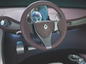 
La planche de bord de la Renault Fluence est inspire du <i>Touch Design</i> de Renault. Style pur et futuriste, marqu par une simplicit des lignes et des commandes. Un seul compteur rond derrire le volant concentre toutes les informations essentielles au conducteur. On distingue les palettes de changement de vitesse derrire le volant. 
 