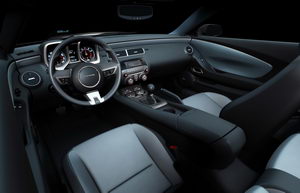 
Vue de l'habitacle avant et de la planche de bord de la Chevrolet Camaro RS de 2011. La planche de bord et bien conue, avec simplicit et design. On remarque le dispositif d'affichage tte haute (HUD).
 