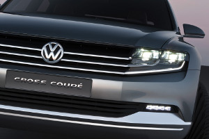 
Vue dtaille de la calandre du concept car Volkswagen Cross Coup Concept. Les barrettes horizontales de la calandre s'incurvent pour venir pouser le dessin interne des optiques avant.
 